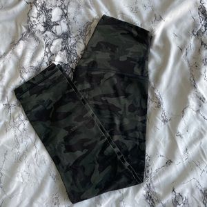 Align Crop in green camo size 4